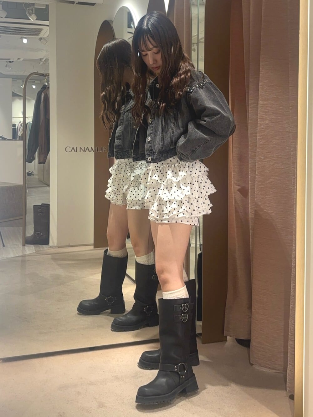 ホワイト系のその他パンツ、グレー系のニット/セーター、ブラック系のデニムジャケットを着用したレディースの春コーディネートの2枚目の写真