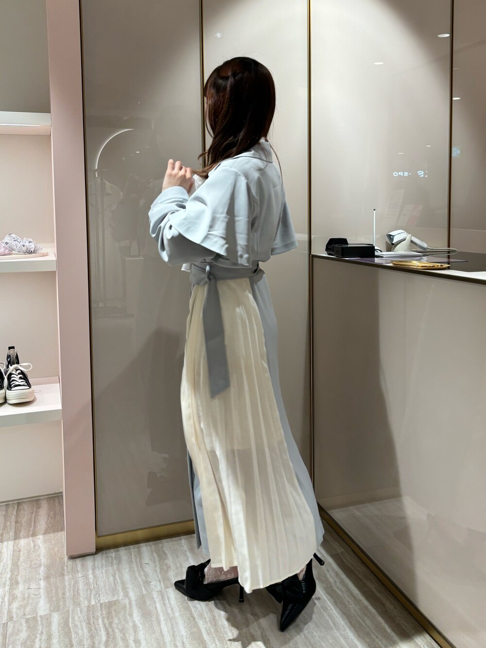 ブルー系のトレンチコート、ホワイト系のシャツ/ブラウスを着用したレディースの春コーディネートの3枚目の写真