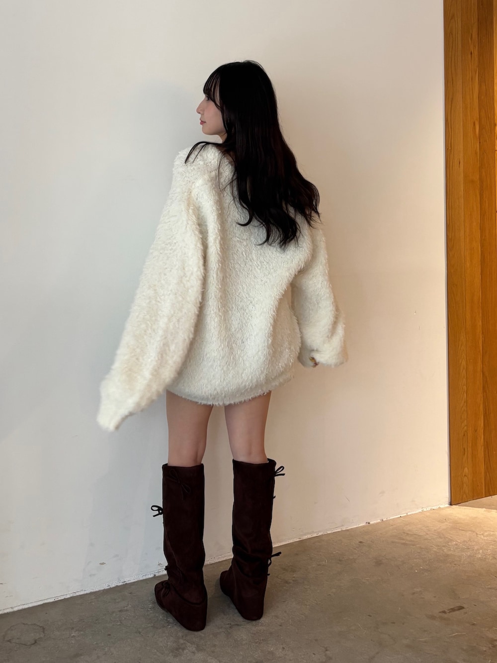 グレー系のその他パンツ、イエロー系のカーディガン/ボレロ、ブラウン系のブーツを着用したレディースの秋コーディネートの4枚目の写真