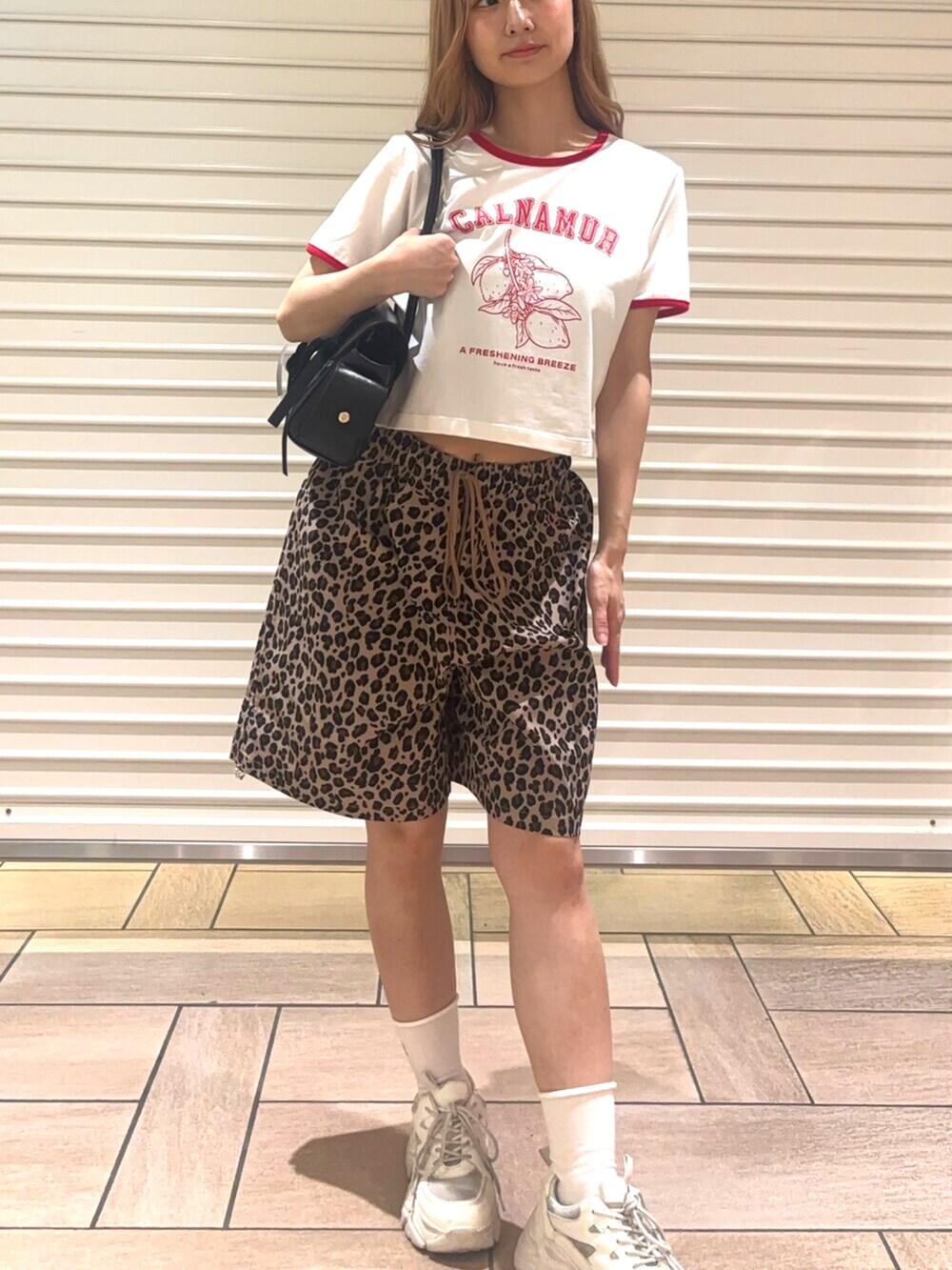 その他のその他パンツ、レッド系のTシャツ/カットソー、ブラック系のハンドバッグを着用したレディースの夏コーディネートの5枚目の写真
