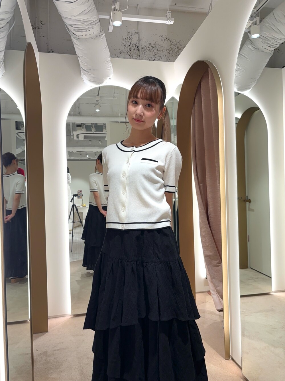 ホワイト系のカーディガン/ボレロ、イエロー系のサンダル、ホワイト系のスカートを着用したレディースの春コーディネートの5枚目の写真