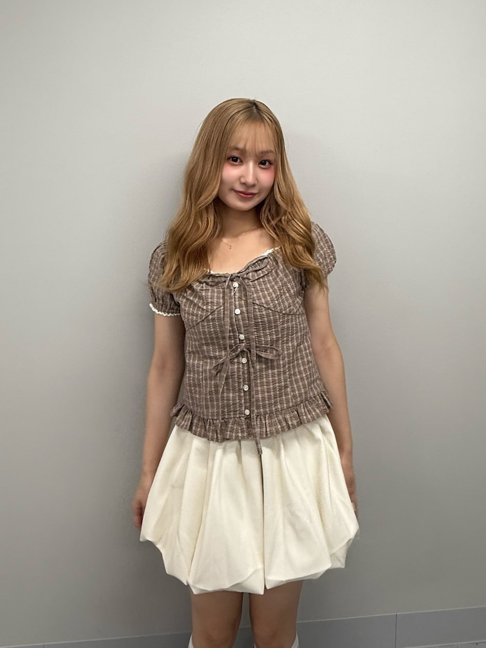 「CALNAMUR、calnamur、カルナ、カルナムール、夏コーデ、夏服、夏、秋先取りコーデ、秋先取り、エンジニアブーツ、ブーツ、ブーツスタイル、お出かけコーデ、ブラウンコーデ、ブラウン」｜「CALNAMURのフェイクレザーバルーンミニスカート（スカート、ホワイト系）」を使った、ayahaさん（骨格ウェーブ・レディース・155cm）の夏コーディネートの5枚目の写真