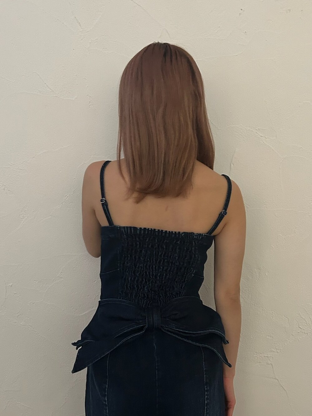 ブルー系のつなぎ/オールインワン、ブラック系のサンダルを着用したレディースの冬コーディネートの5枚目の写真