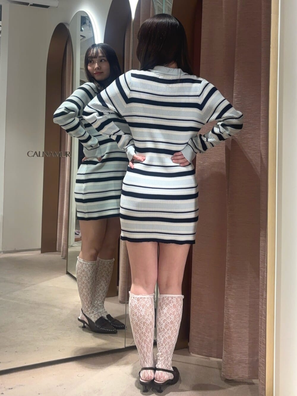 ブラウン系のサンダル、ブルー系のワンピースを着用したレディースの冬コーディネートの3枚目の写真