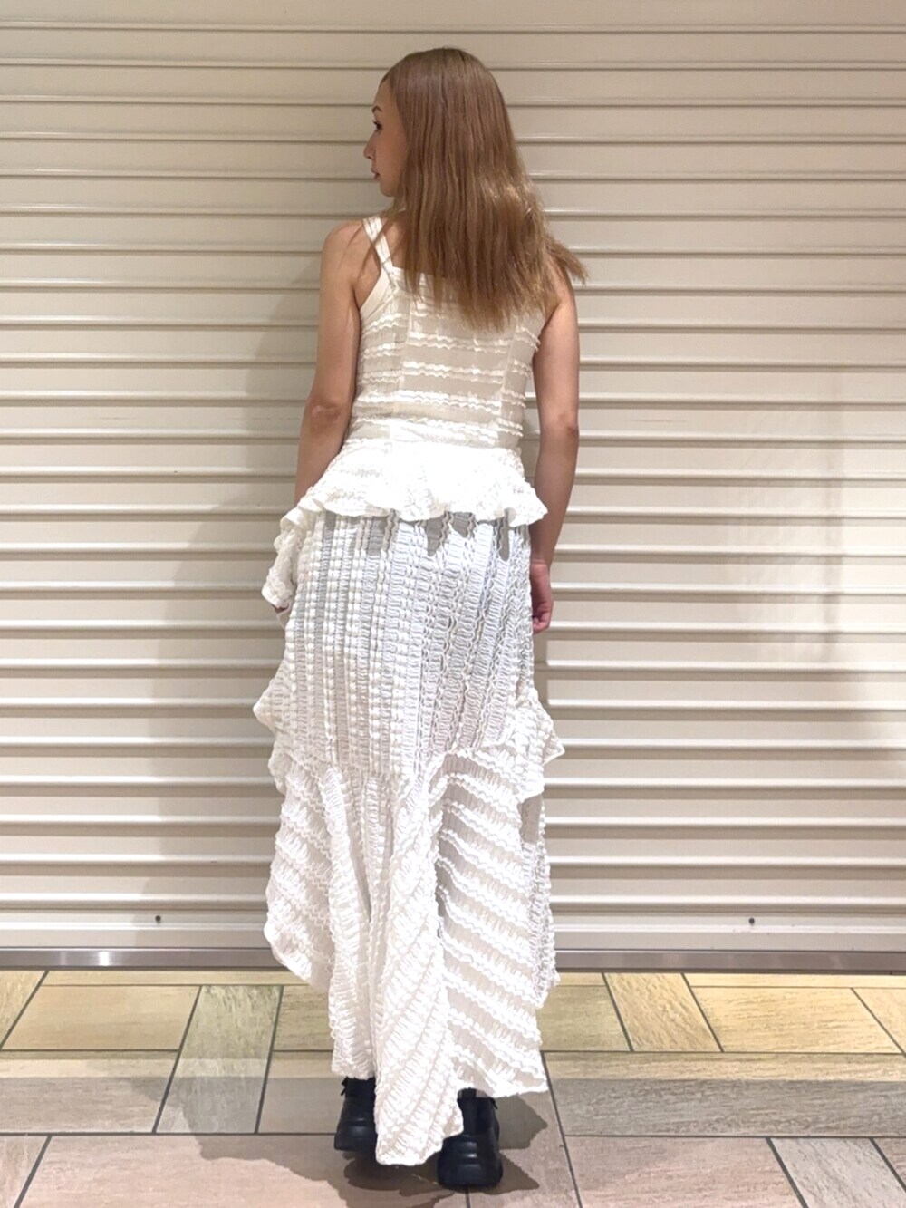 ホワイト系のワンピース、シルバー系のネックレスを着用したレディースの春コーディネートの3枚目の写真