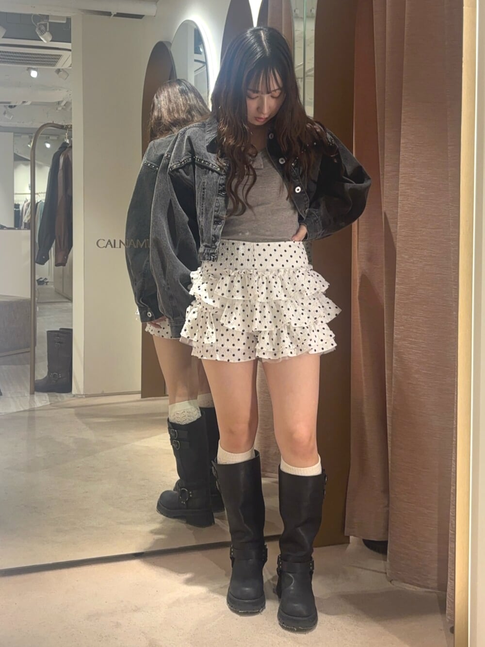 ホワイト系のその他パンツ、グレー系のニット/セーター、ブラック系のデニムジャケットを着用したレディースの春コーディネートの5枚目の写真