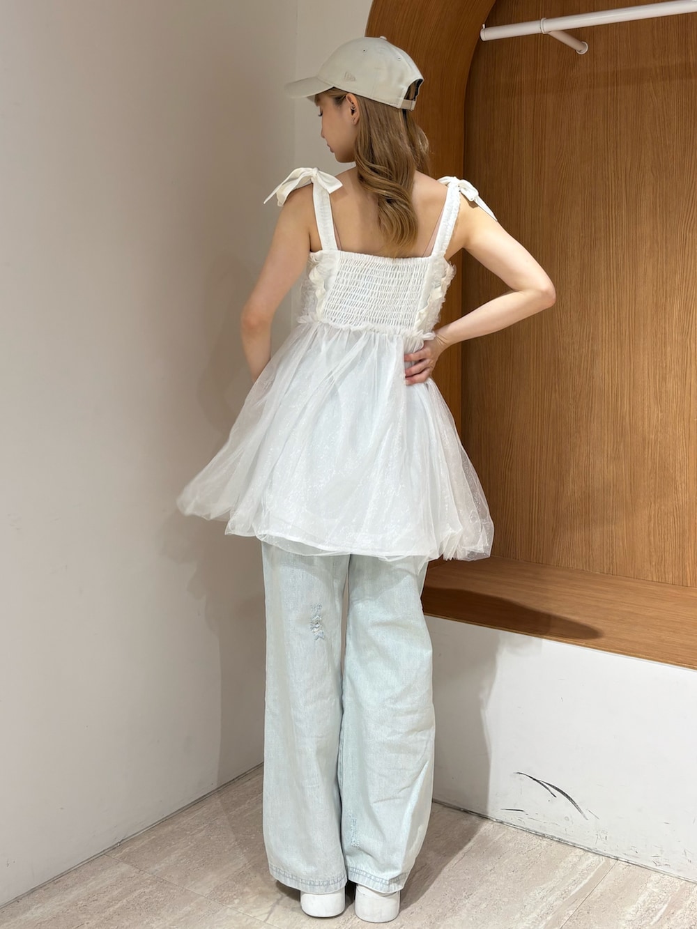 ホワイト系のシャツ/ブラウス、ブルー系のデニムパンツ、ホワイト系のサンダルを着用したレディースの夏コーディネートの4枚目の写真