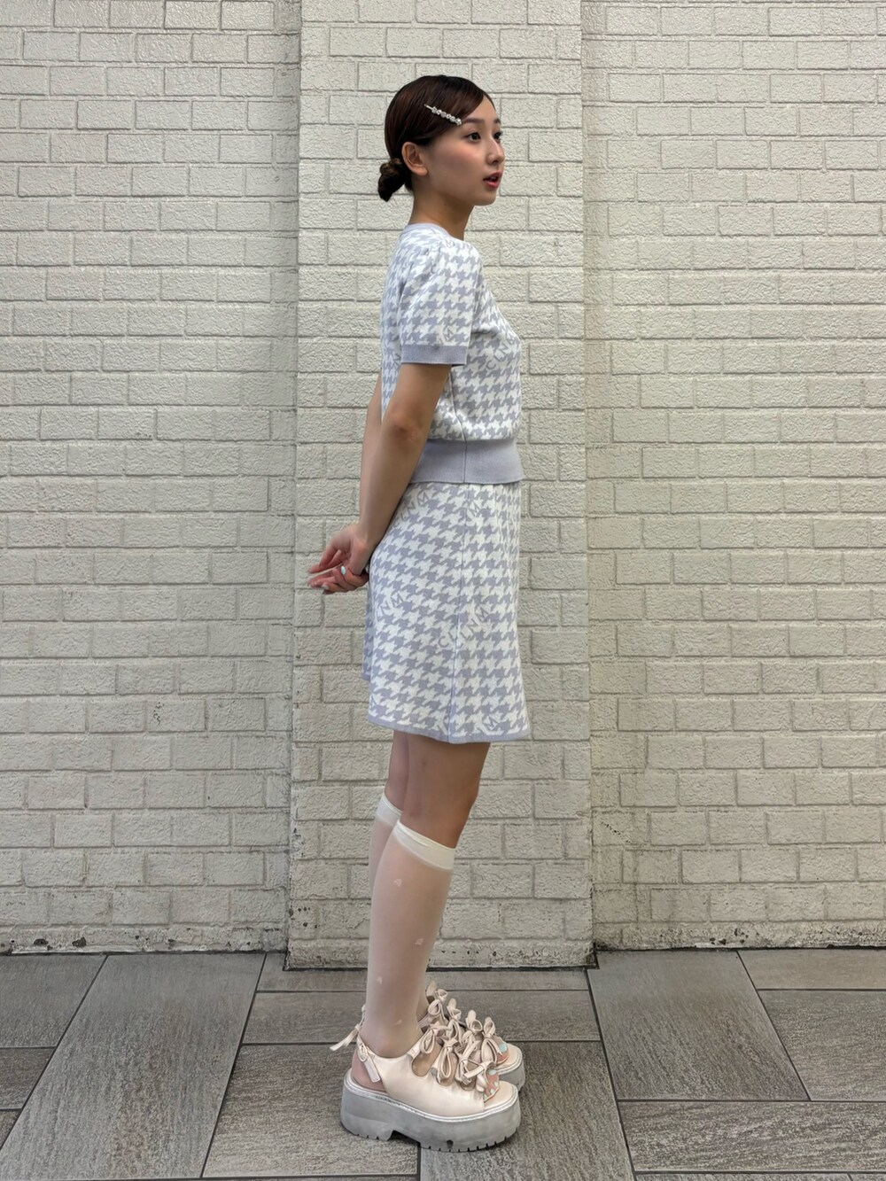 ブルー系のスカート、ブルー系のニット/セーターを着用したレディースの夏コーディネートの4枚目の写真