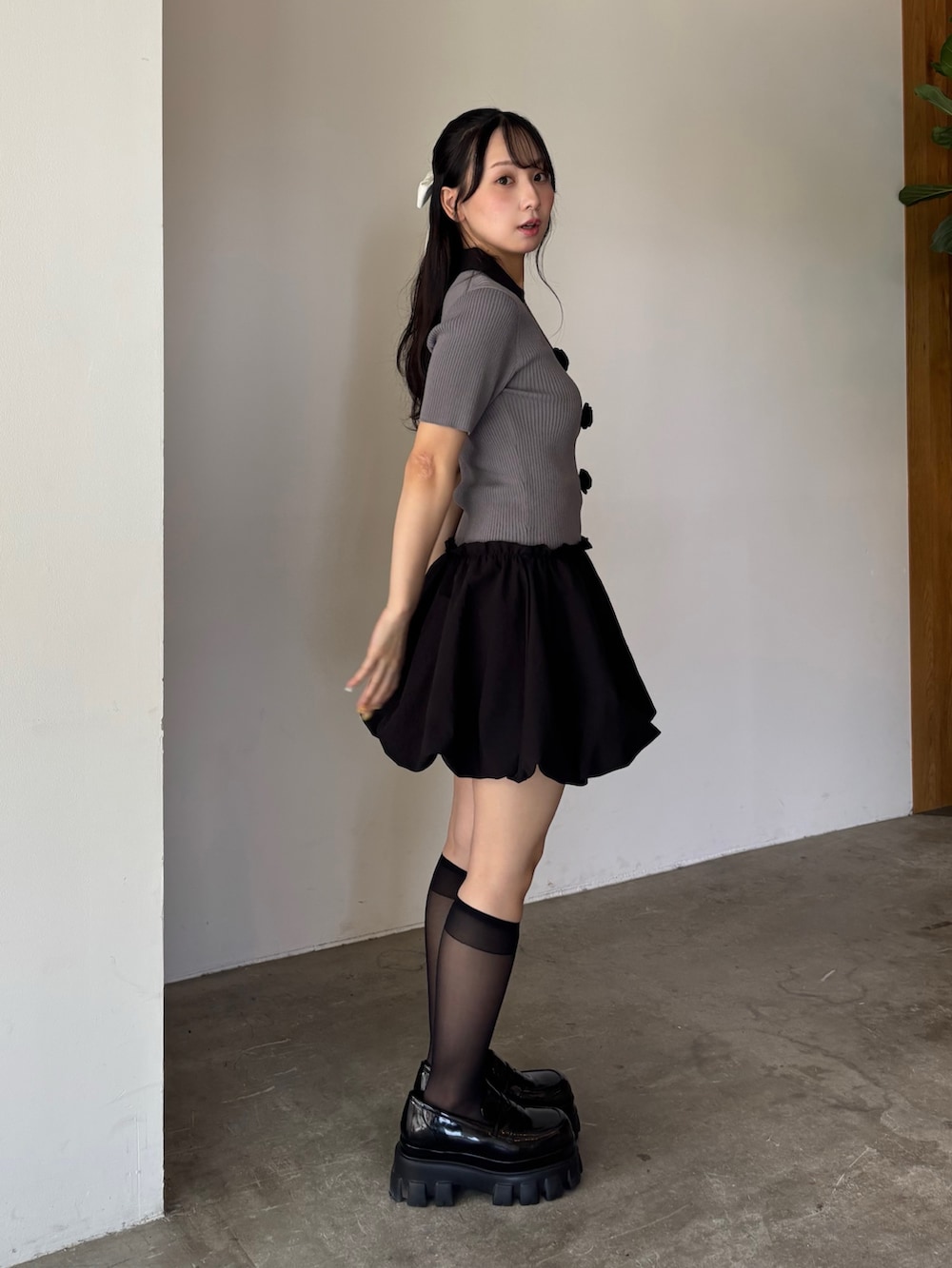 グレー系のワンピース、ブラック系のローファーを着用したレディースの夏コーディネートの2枚目の写真