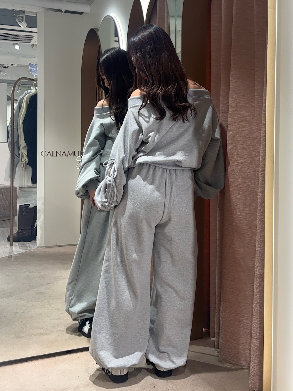 グレー系のその他パンツ、グレー系のスウェットを着用したレディースの春コーディネートの3枚目の写真
