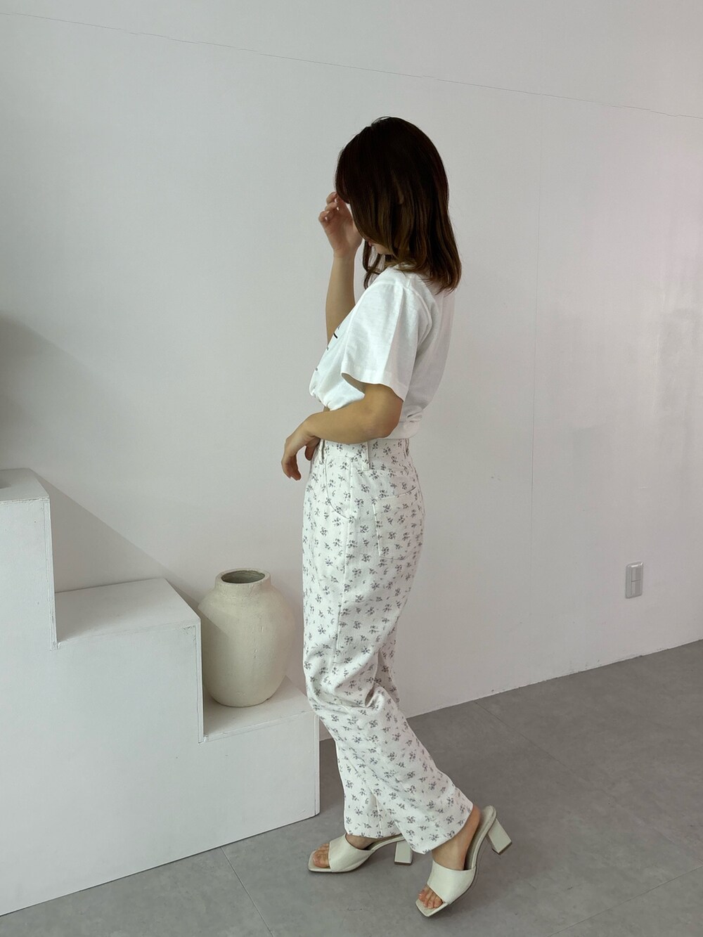 ホワイト系のTシャツ/カットソー、ホワイト系のその他パンツを着用したレディースの春コーディネートの3枚目の写真