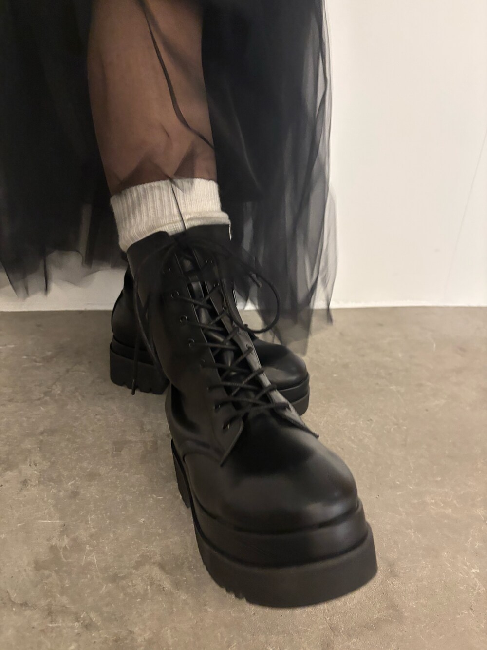 ホワイト系のスカート、その他のブルゾン、グレー系のニット/セーターを着用したレディースの冬コーディネートの8枚目の写真