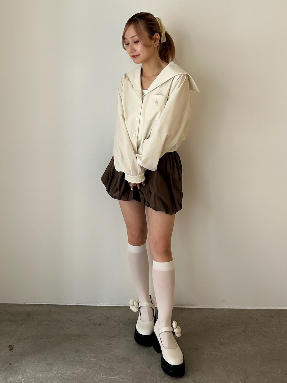 ブルー系のその他パンツ、ホワイト系のブルゾンを着用したレディースの春コーディネートの2枚目の写真