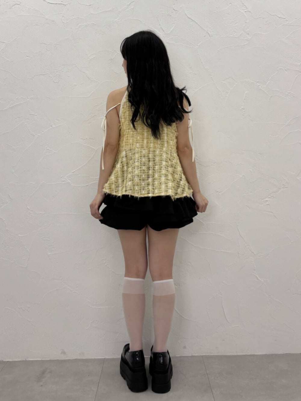 ブラック系のその他パンツ、イエロー系のシャツ/ブラウスを着用したレディースの夏コーディネートの4枚目の写真
