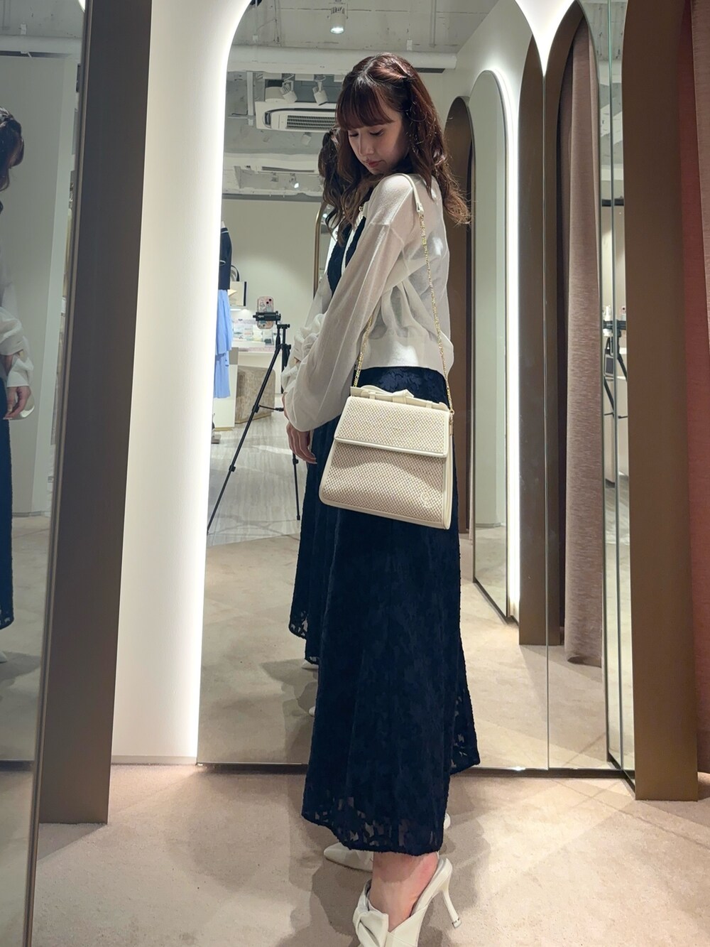 ブルー系のつなぎ/オールインワン、ホワイト系のカーディガン/ボレロ、ホワイト系のハンドバッグを着用したレディースの夏コーディネートの4枚目の写真