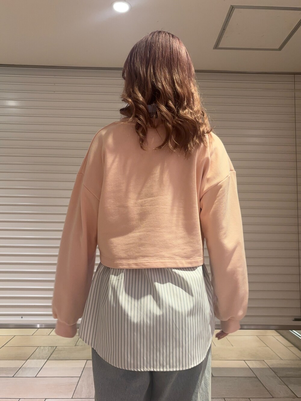 ブルー系のデニムパンツ、ブルー系のシャツ/ブラウス、ピンク系のスウェットを着用したレディースの春コーディネートの7枚目の写真