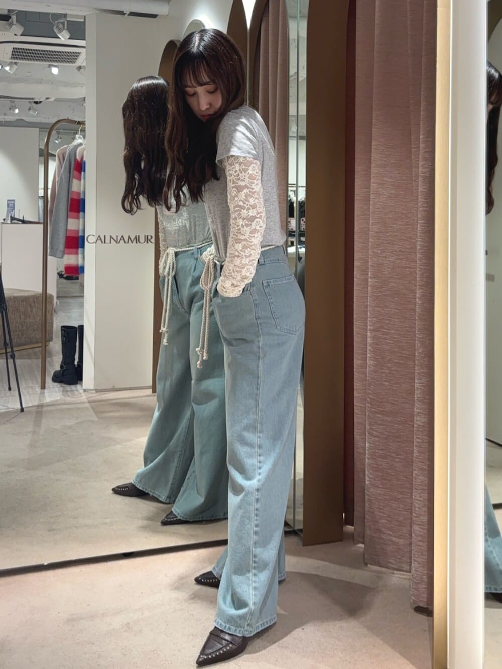 ブラウン系のサンダル、ホワイト系のTシャツ/カットソー、グレー系のTシャツ/カットソーを着用したレディースの春コーディネートの4枚目の写真