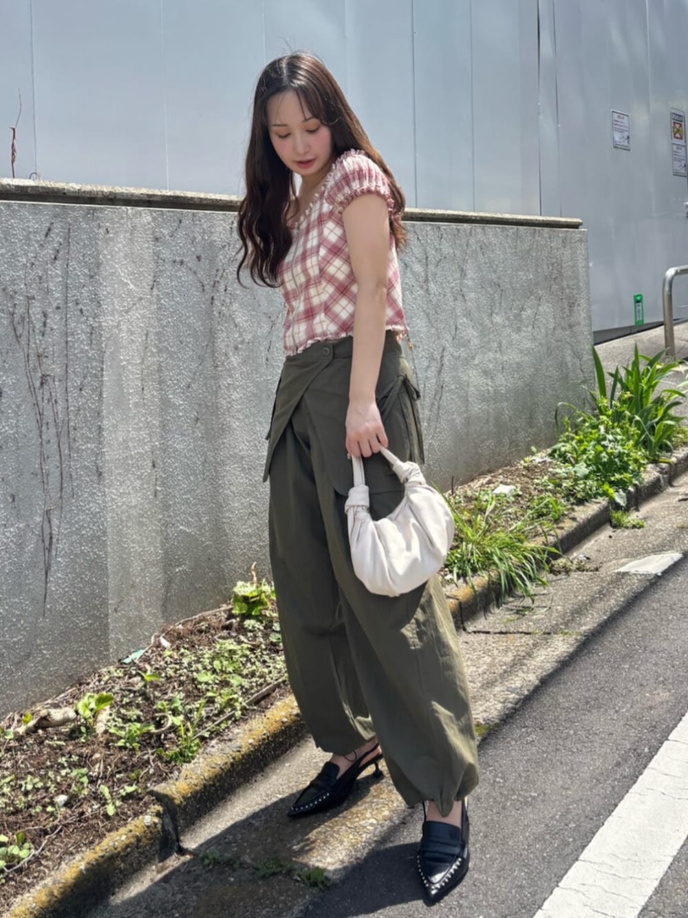 ブラック系のサンダル、グリーン系のその他パンツ、ピンク系のシャツ/ブラウスを着用したレディースの春コーディネートの3枚目の写真