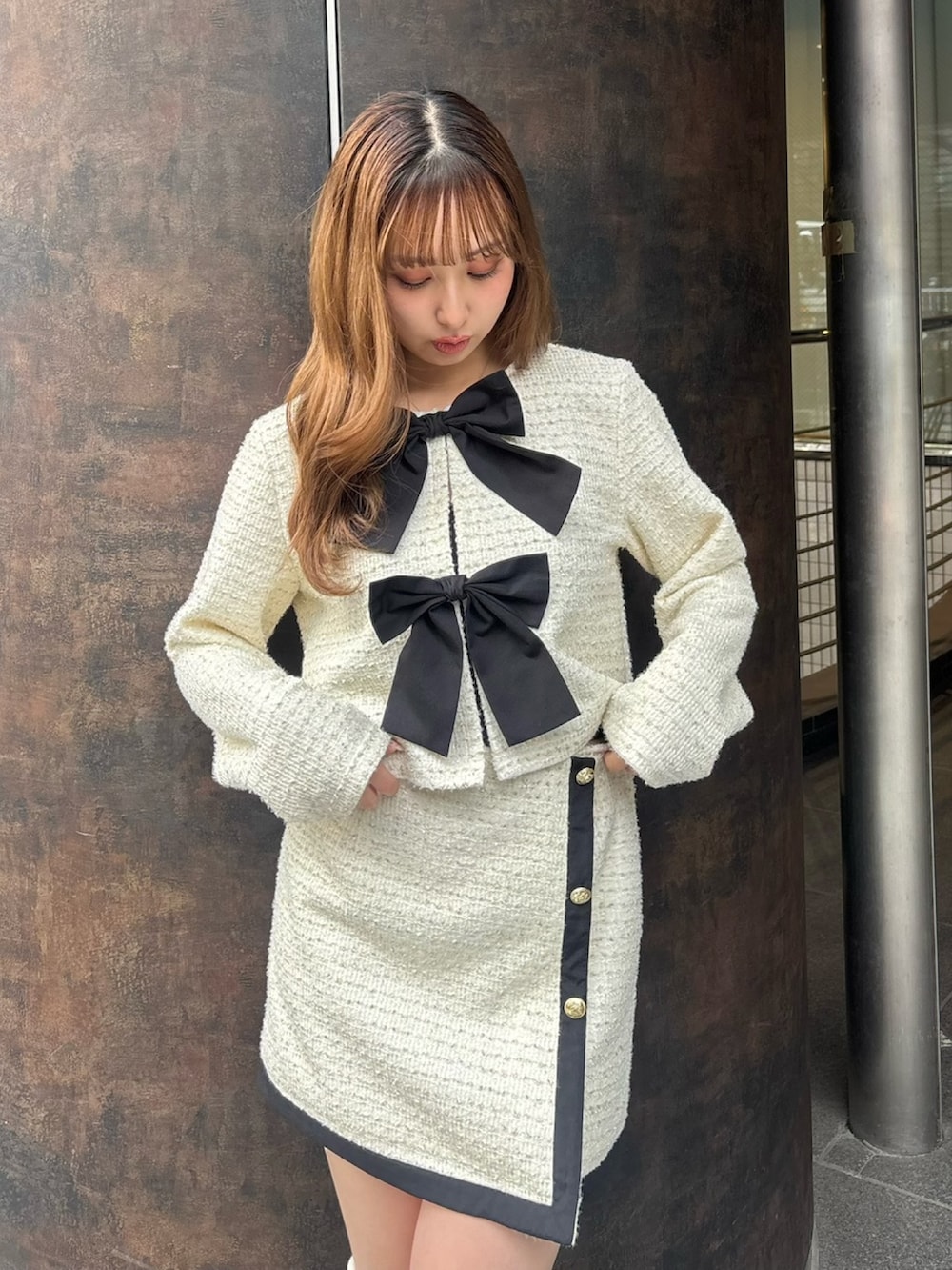 ホワイト系のカーディガン/ボレロ、ホワイト系のスカート、ブラック系のサンダルを着用したレディースの冬コーディネートの4枚目の写真