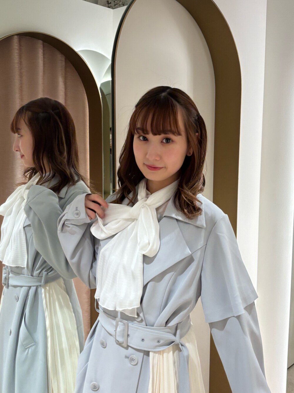 ブルー系のトレンチコート、ホワイト系のシャツ/ブラウスを着用したレディースの春コーディネートの6枚目の写真