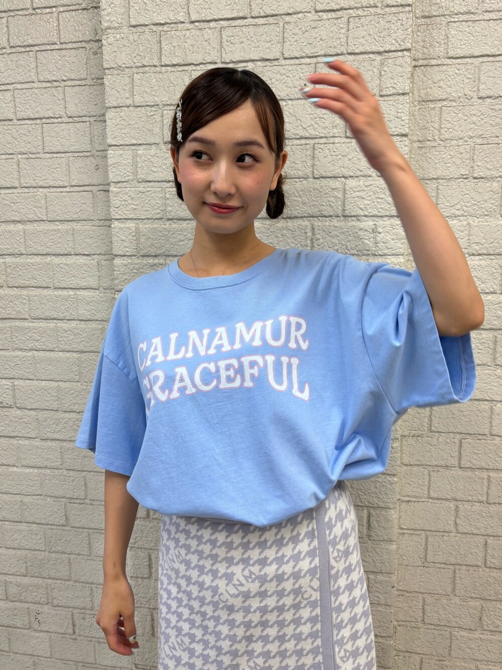 ブルー系のスカート、ブルー系のTシャツ/カットソーを着用したレディースの夏コーディネートの5枚目の写真