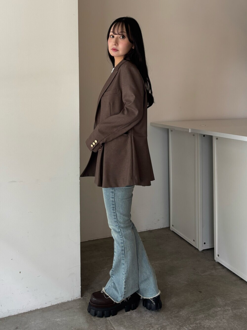 ホワイト系のTシャツ/カットソー、ブルー系のその他パンツ、ブラウン系のローファーを着用したレディースの夏コーディネートの5枚目の写真