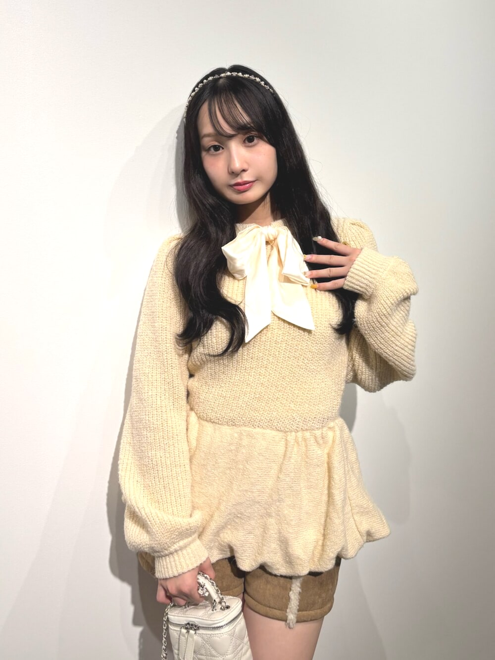 ブラウン系のローファー、ベージュ系のその他パンツ、ホワイト系のニット/セーターを着用したレディースの秋コーディネートの3枚目の写真