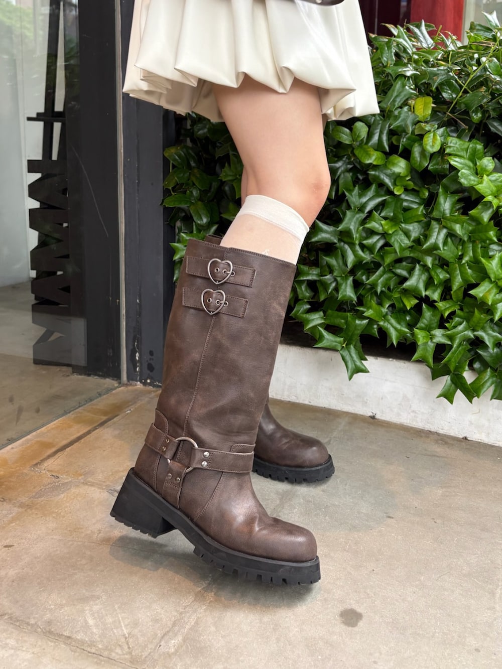 「CALNAMUR、calnamur、カルナムール、カルナ、秋コーデ、秋、秋服、夏の終わり、レザー、レザースカート、レザーバッグ、レザーシューズ、レザーブーツ、エンジニアブーツ、トレンド」｜「Now me. by NYLON JAPANのメニーリボンシャギーニット（ニット/セーター、ブルー系）」を使った、ayahaさん（レディース・155cm）の夏コーディネートの6枚目の写真