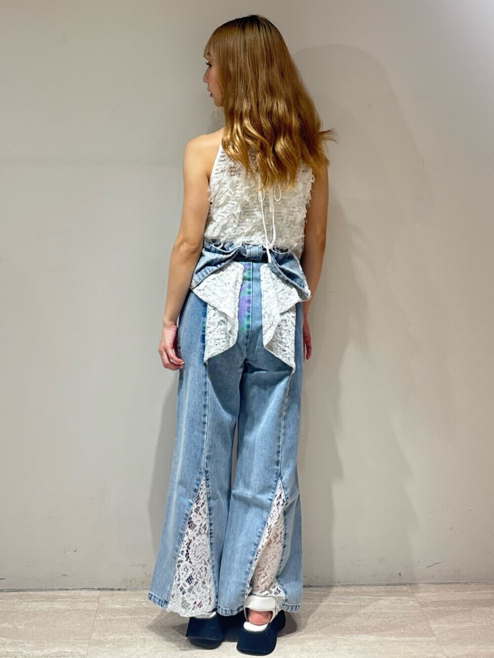 ホワイト系のサンダル、ブルー系のデニムパンツ、ホワイト系のシャツ/ブラウスを着用したレディースの夏コーディネートの3枚目の写真