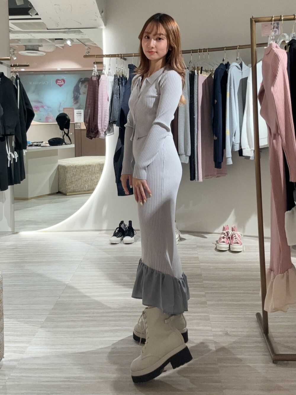 グレー系のワンピース、ブラック系のブーツを着用したレディースの秋コーディネートの6枚目の写真