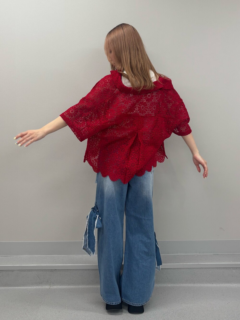 ブルー系のデニムパンツ、ホワイト系のタンクトップ、レッド系のシャツ/ブラウスを着用したレディースの春コーディネートの5枚目の写真