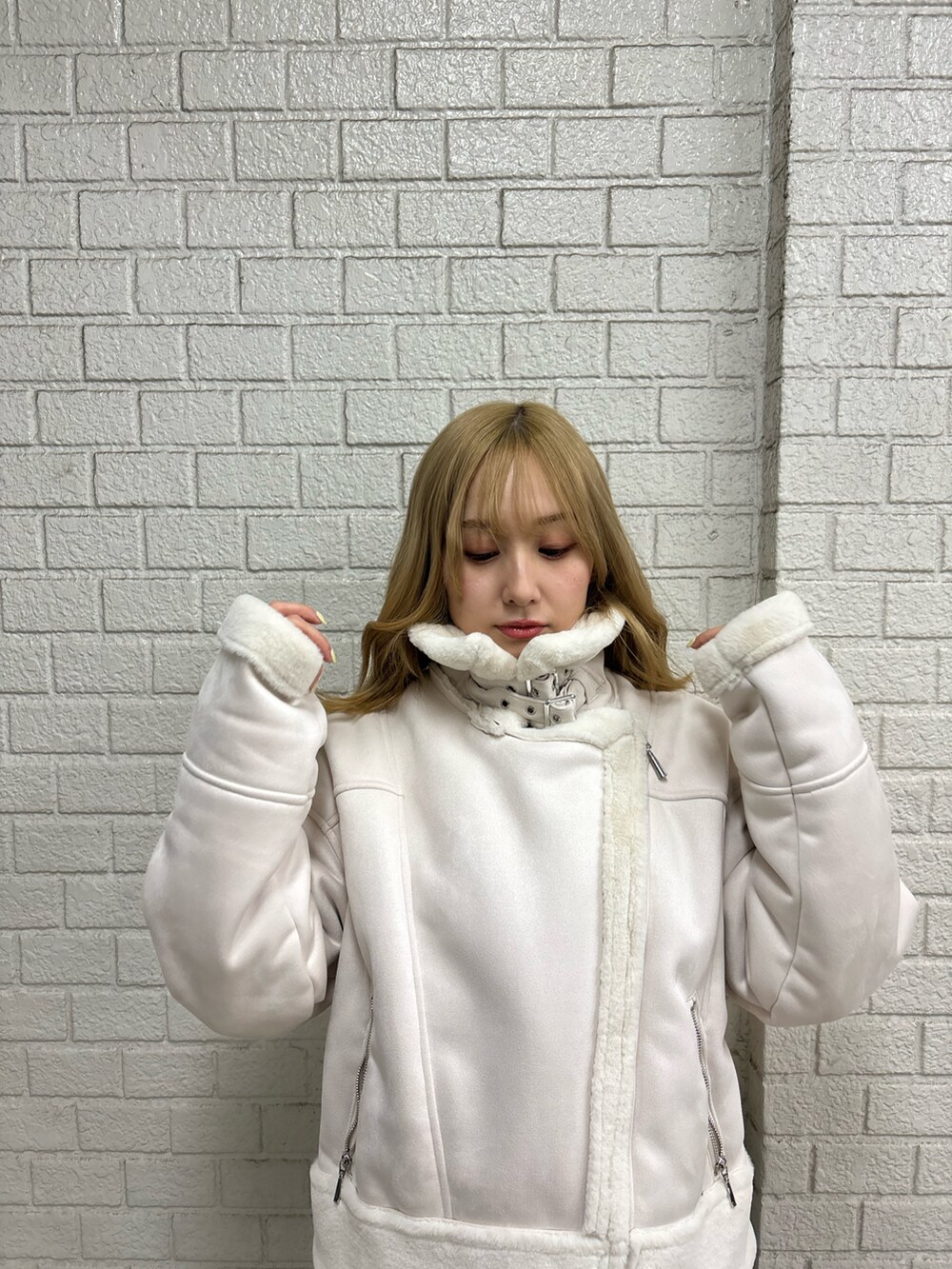 その他のブルゾン、ブルー系のデニムパンツ、ブラック系のブーツを着用したレディースの秋コーディネートの7枚目の写真