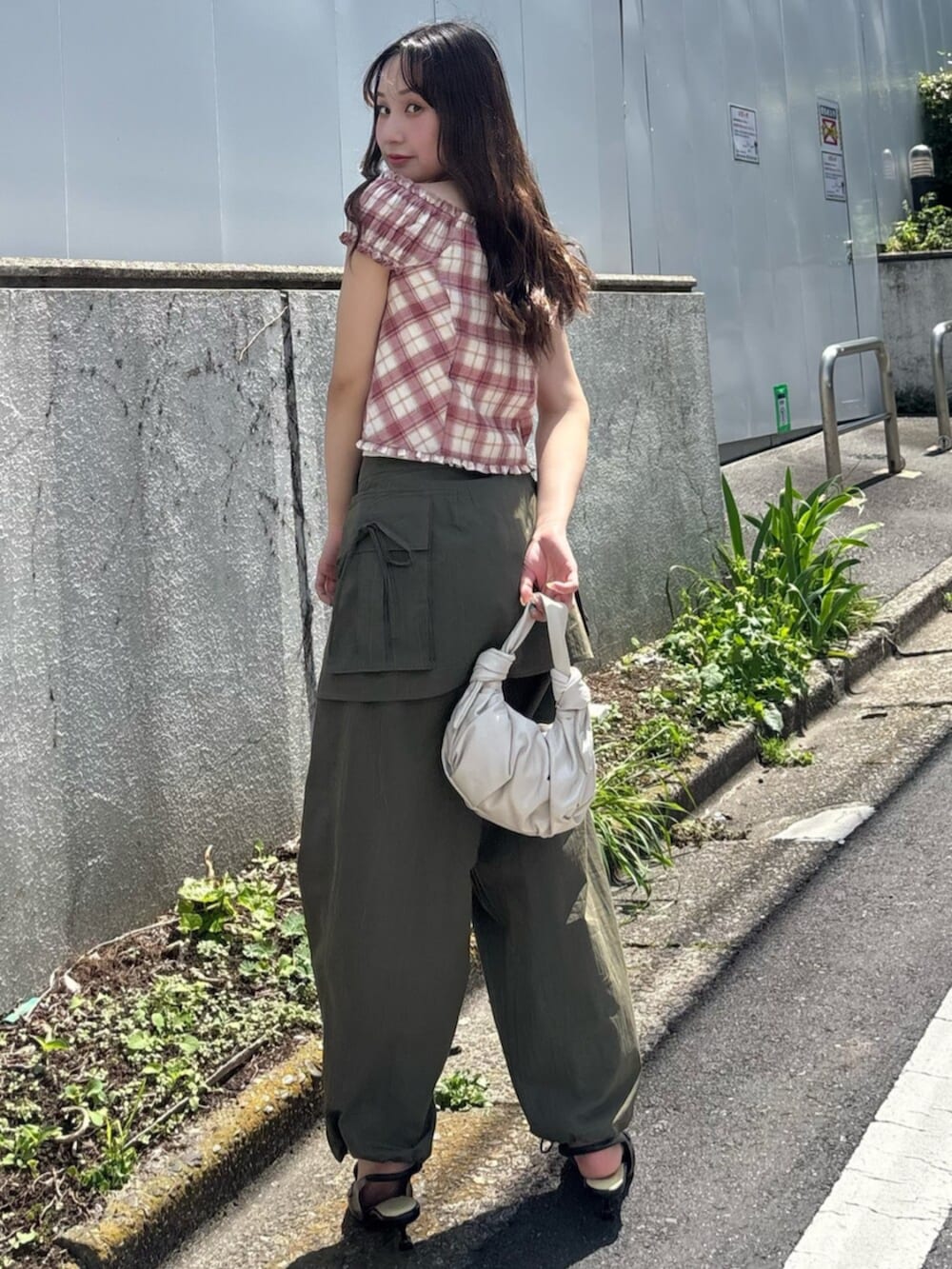 ブラック系のサンダル、グリーン系のその他パンツ、ピンク系のシャツ/ブラウスを着用したレディースの春コーディネートの4枚目の写真