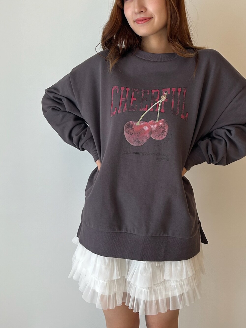 グレー系のスウェット、ホワイト系のローファー、ホワイト系のスカートを着用したレディースの秋コーディネートの5枚目の写真