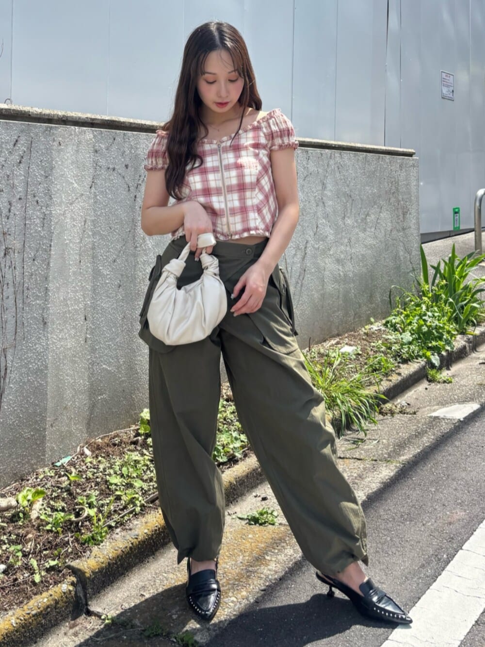 ブラック系のサンダル、グリーン系のその他パンツ、ピンク系のシャツ/ブラウスを着用したレディースの春コーディネートの2枚目の写真