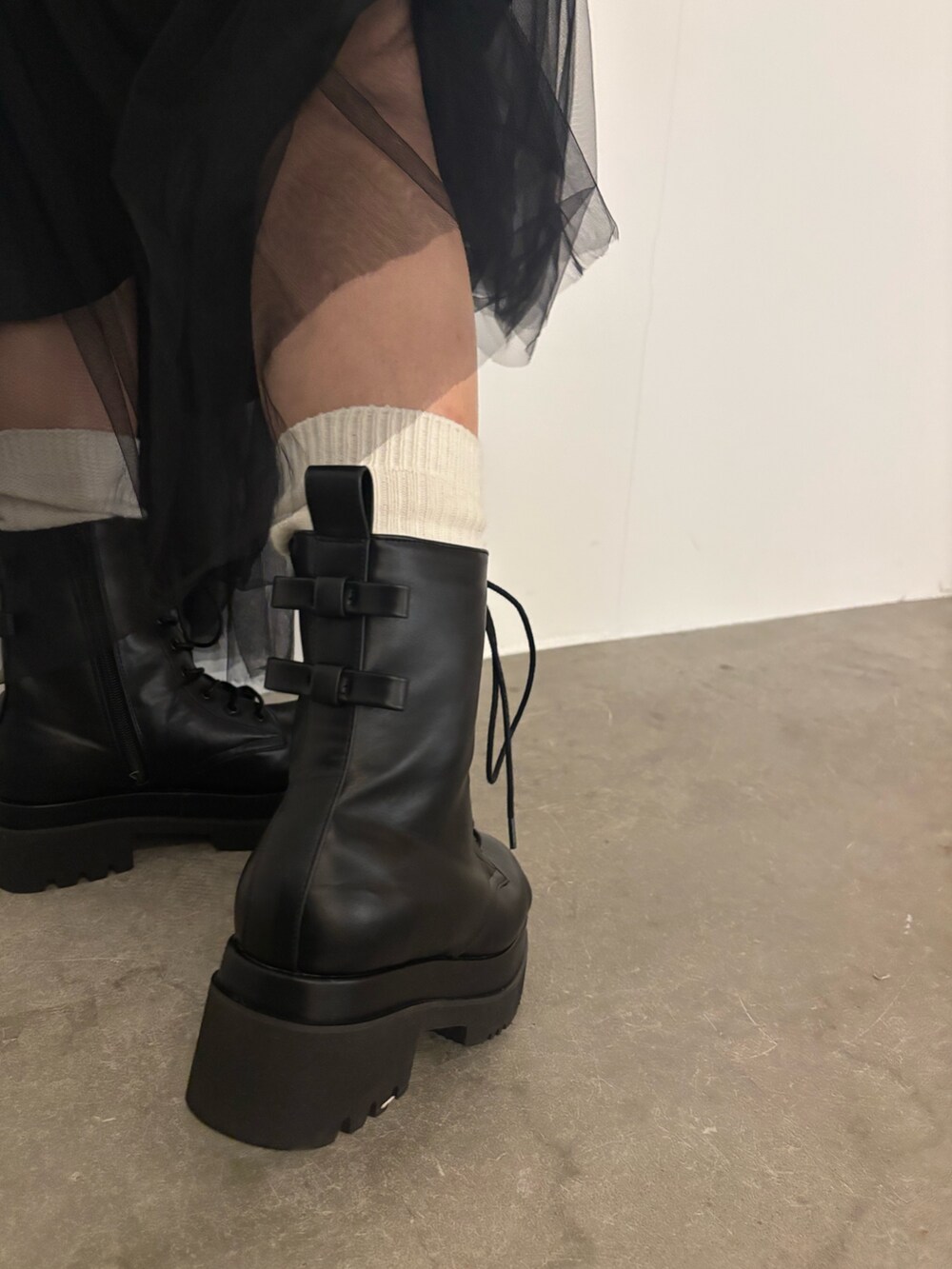 ホワイト系のスカート、その他のブルゾン、グレー系のニット/セーターを着用したレディースの冬コーディネートの9枚目の写真