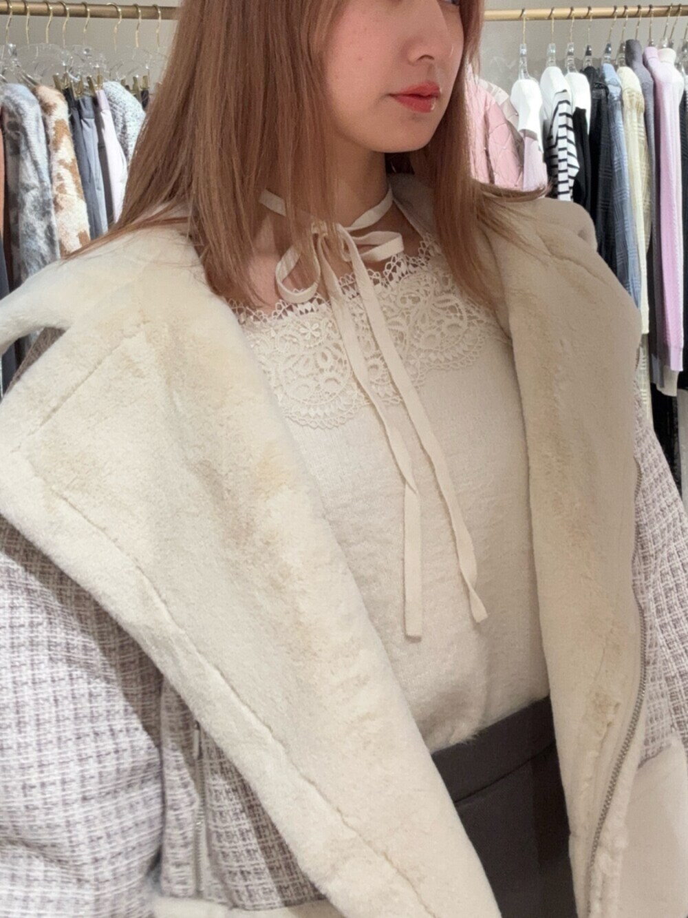 その他のブルゾン、ホワイト系のニット/セーター、グレー系のスカートを着用したレディースの冬コーディネートの6枚目の写真