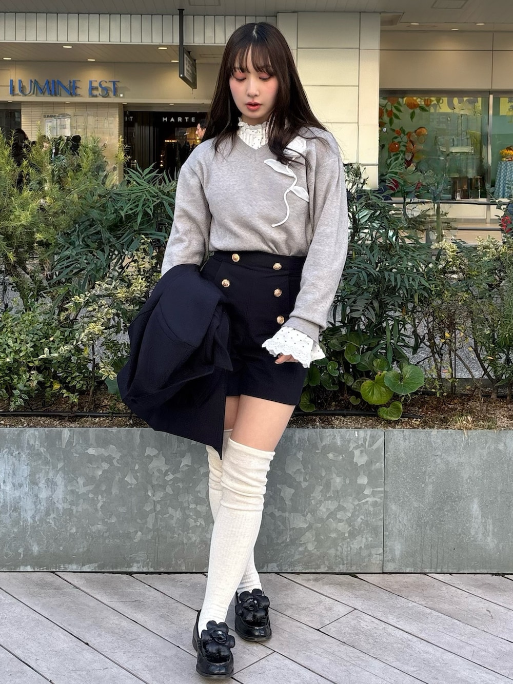 ブルー系のその他パンツ、ブルー系のノーカラージャケット、その他のシャツ/ブラウスを着用したレディースの冬コーディネートの2枚目の写真