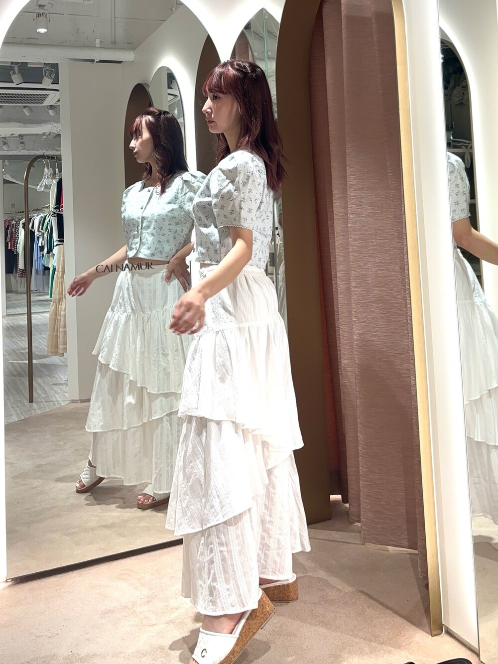 ホワイト系のスカート、ブルー系のシャツ/ブラウスを着用したレディースの春コーディネートの4枚目の写真