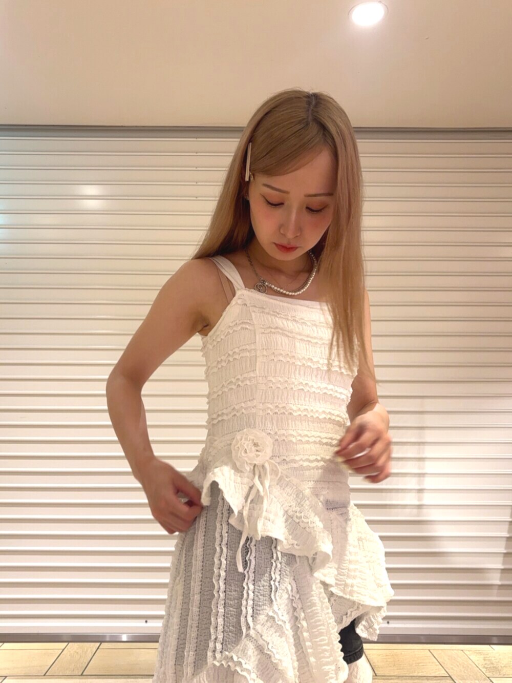 ホワイト系のワンピース、シルバー系のネックレスを着用したレディースの春コーディネートの6枚目の写真