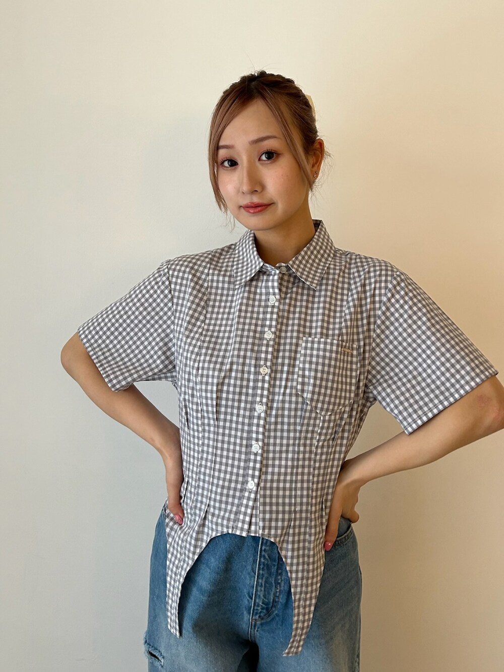 グレー系のシャツ/ブラウス、ブルー系のデニムパンツ、ホワイト系のサンダルを着用したレディースの春コーディネートの6枚目の写真