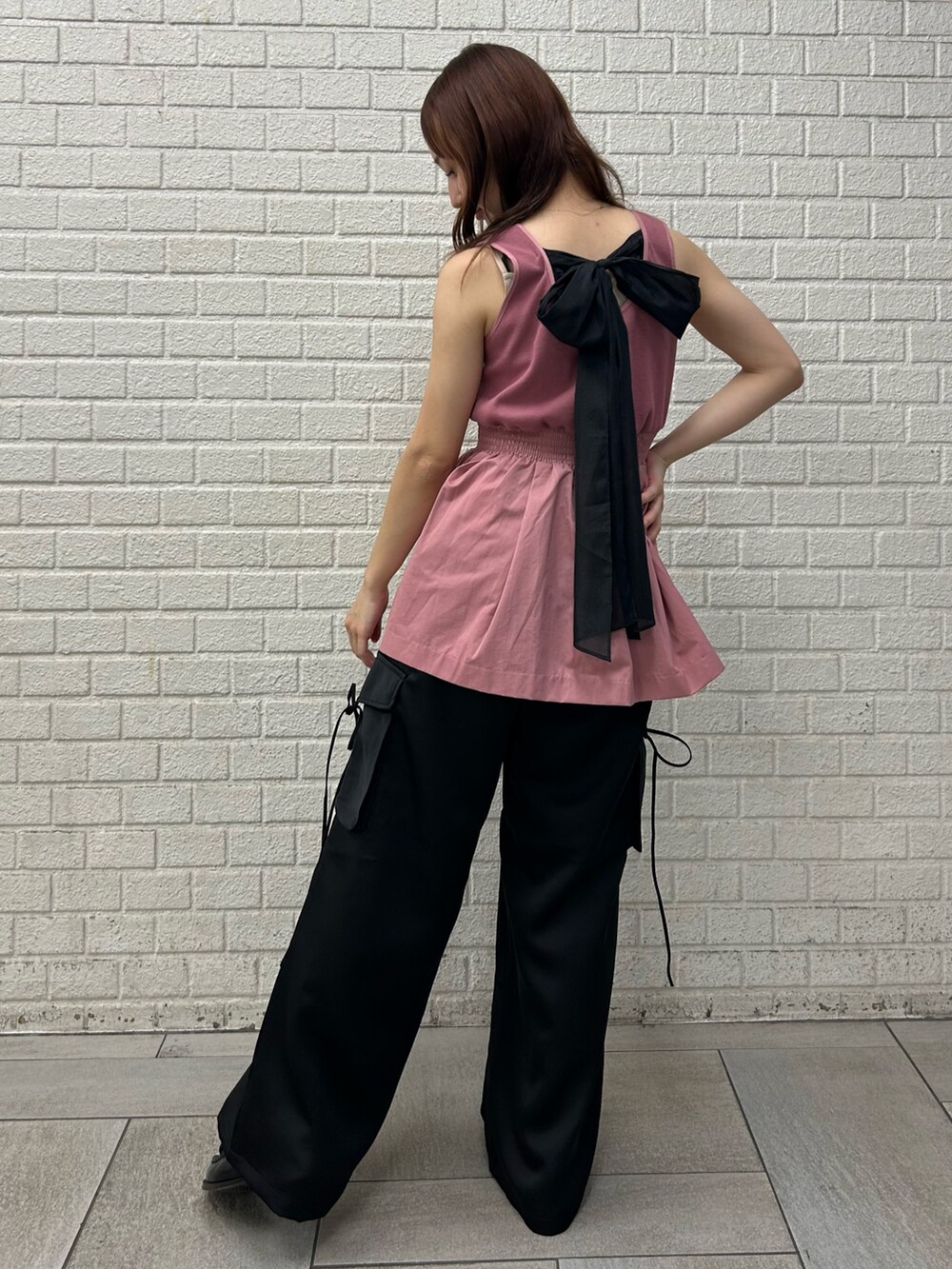 ブラック系のその他パンツ、ピンク系のTシャツ/カットソーを着用したレディースの夏コーディネートの4枚目の写真