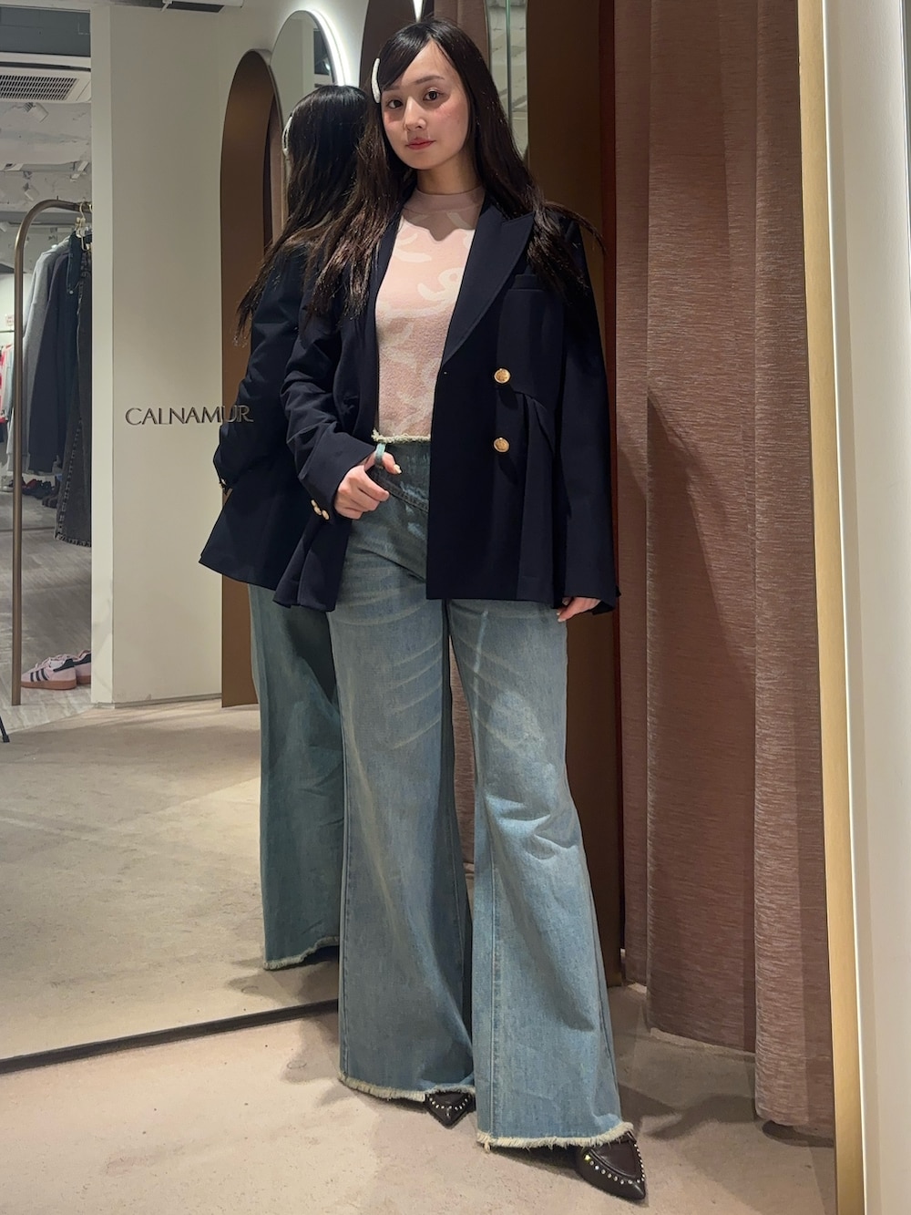 ブルー系のノーカラージャケット、ブルー系のその他パンツ、ピンク系のニット/セーターを着用したレディースの冬コーディネートの5枚目の写真