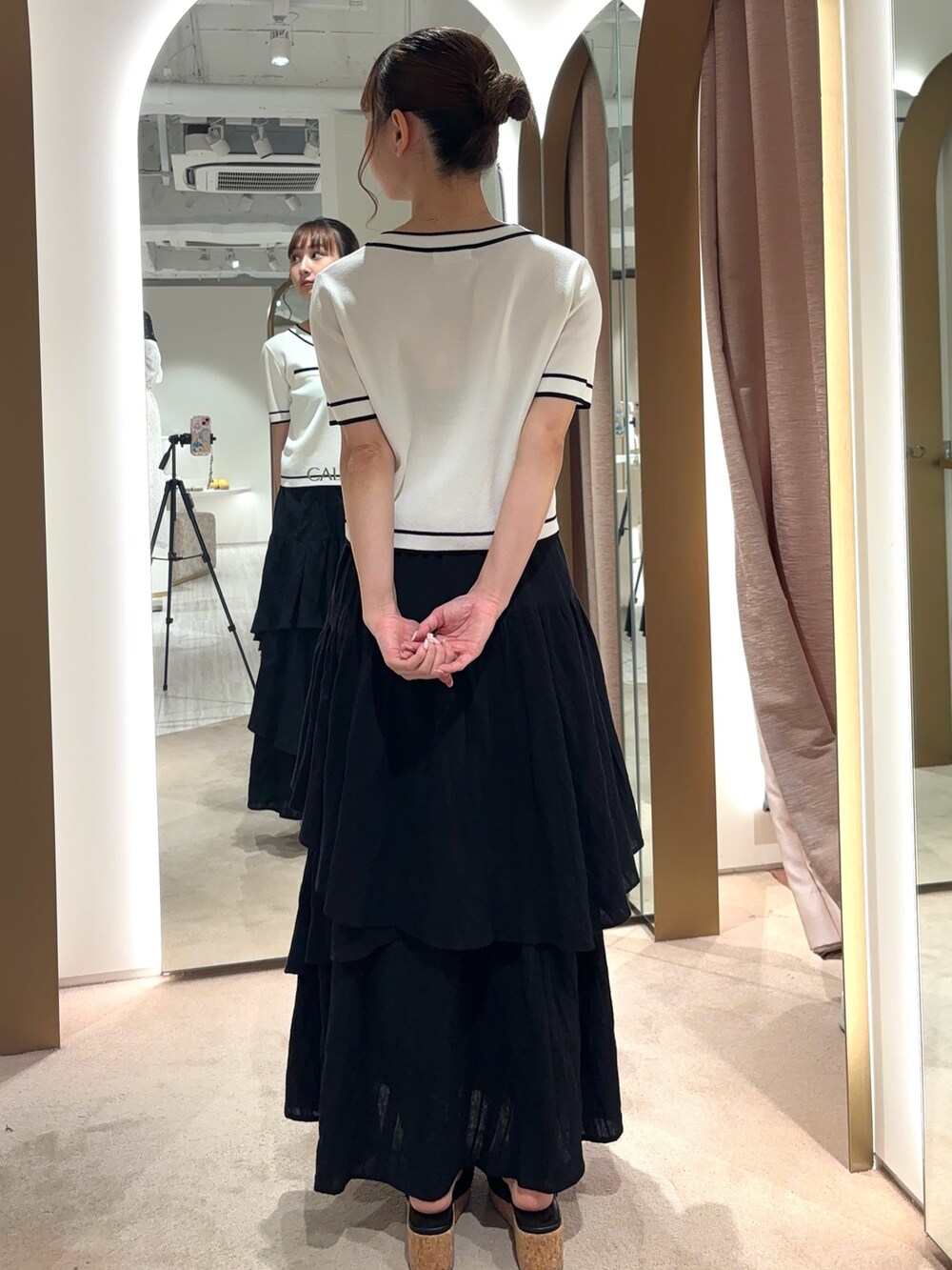 ホワイト系のカーディガン/ボレロ、イエロー系のサンダル、ホワイト系のスカートを着用したレディースの春コーディネートの3枚目の写真