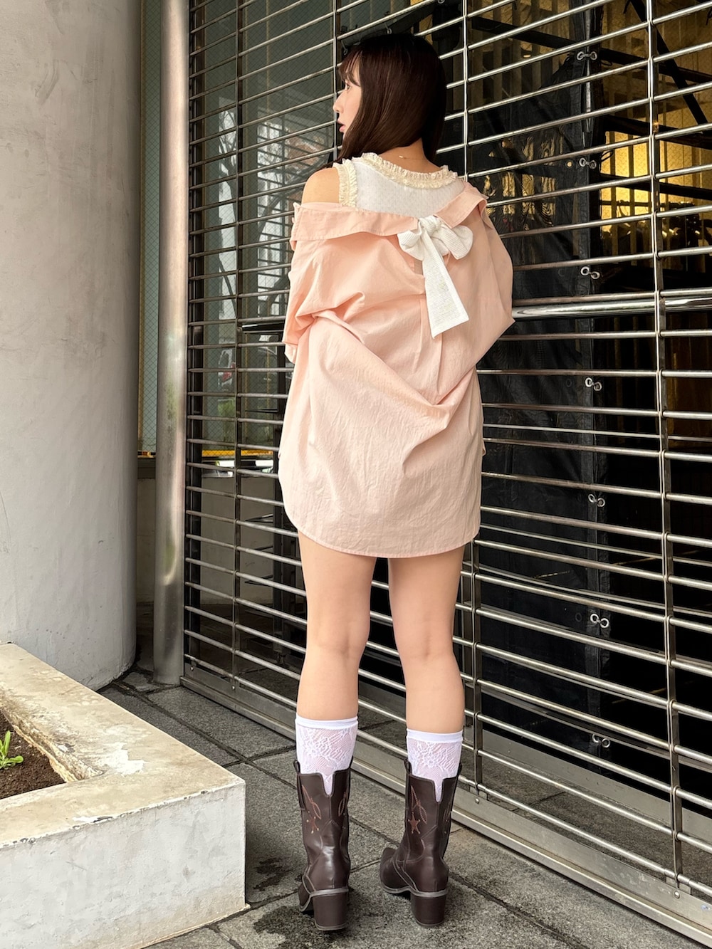 ブラウン系のその他パンツ、ホワイト系のタンクトップ、ピンク系のシャツ/ブラウスを着用したレディースの春コーディネートの3枚目の写真