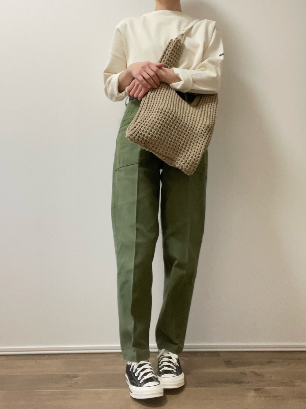 ホワイト系のTシャツ/カットソー、グリーン系のその他パンツ、ブラック系のスニーカーを着用したレディースの春コーディネートの4枚目の写真