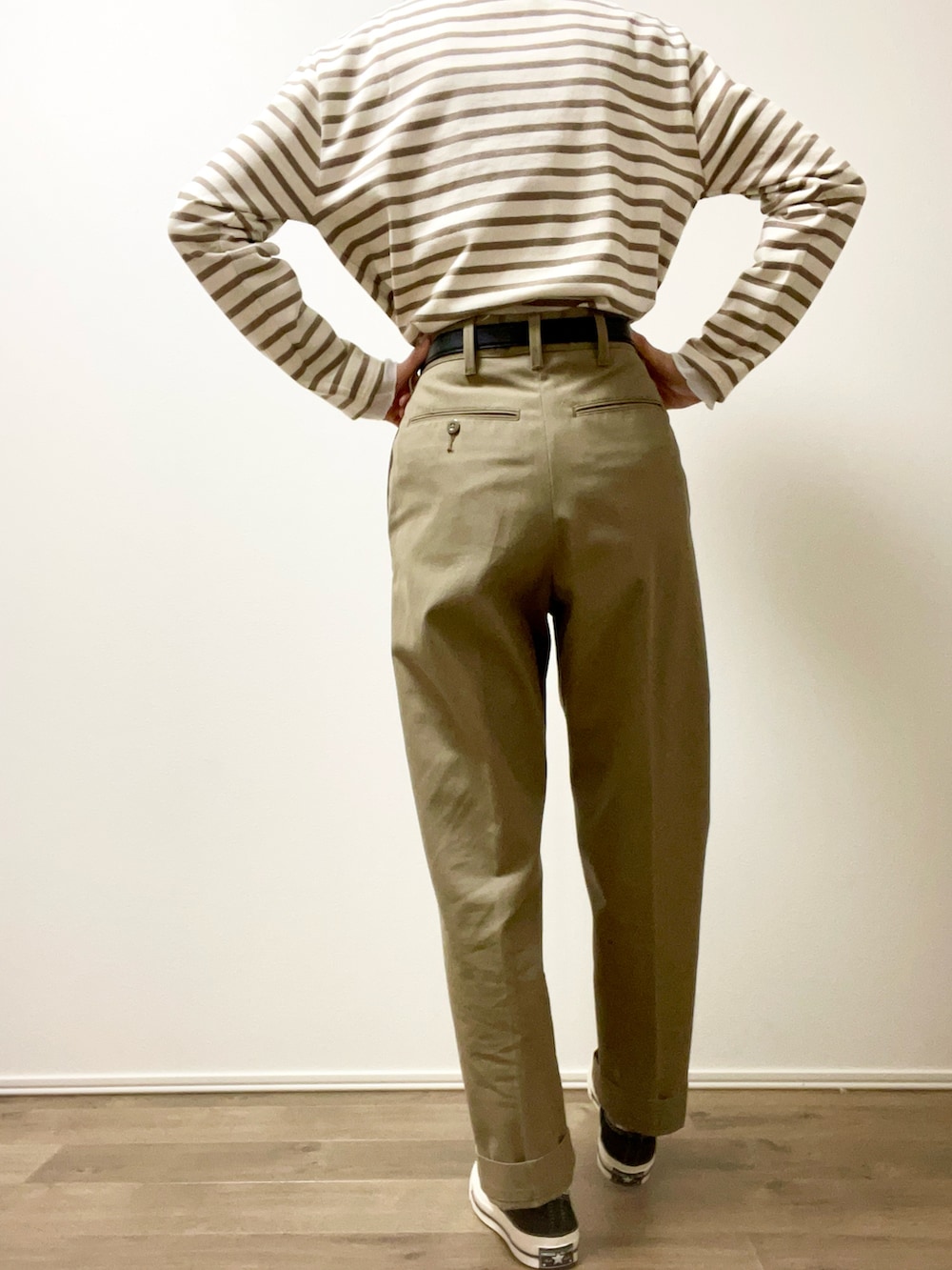 「春服コーデ、着回しコーデ、淡色コーデ、オトナ女子、ボーダー、大人カジュアル、シンプルコーデ、チノパン、ootd、スニーカーコーデ、レイヤードスタイル、30代コーデ、ママコーデ」｜「SAINT JAMESの[ セントジェームス ] SAINT JAMES SC ウェッソン ボーダー プルオーバー カットソー 21（Tシャツ/カットソー、ベージュ系）」を使った、ki.ho__さん（レディース・162cm）の冬コーディネートの3枚目の写真