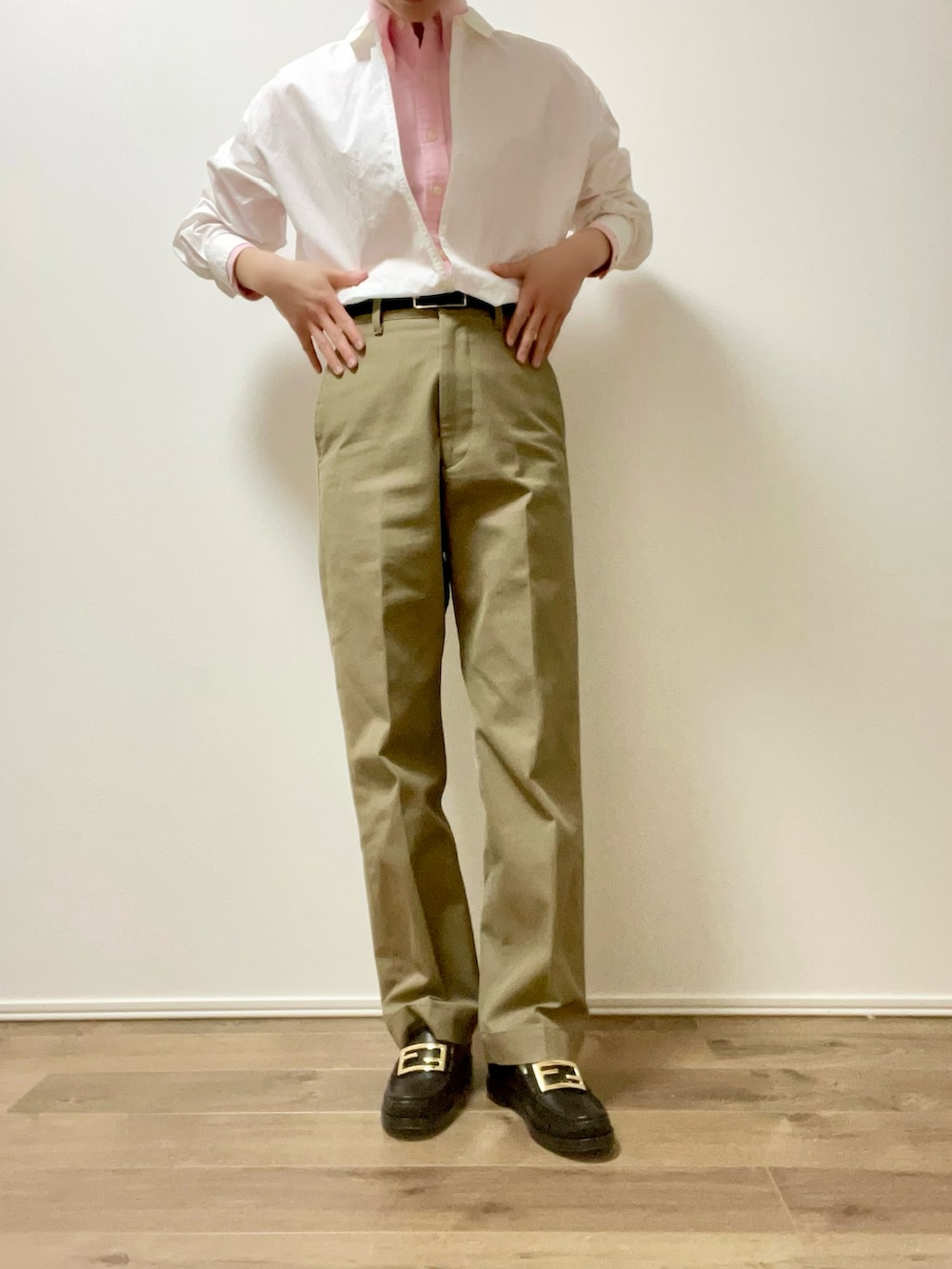 「春のおしゃ見えテクニック、春服コーデ、春服みてみて、ピンクシャツ、チノパン、ハイウエスト、ローファー、オトナカワイイ、大人カジュアル、シンプルコーデ、休日スタイル、パンツコーデ、シンプルスタイル、春色、レイヤードスタイル」｜「POLO RALPH LAURENの"POLO RALPH LAUREN KIDS" オックスフォードシャツ（シャツ/ブラウス、ピンク系）」を使った、ki.ho__さん（レディース・162cm）の春コーディネートの4枚目の写真