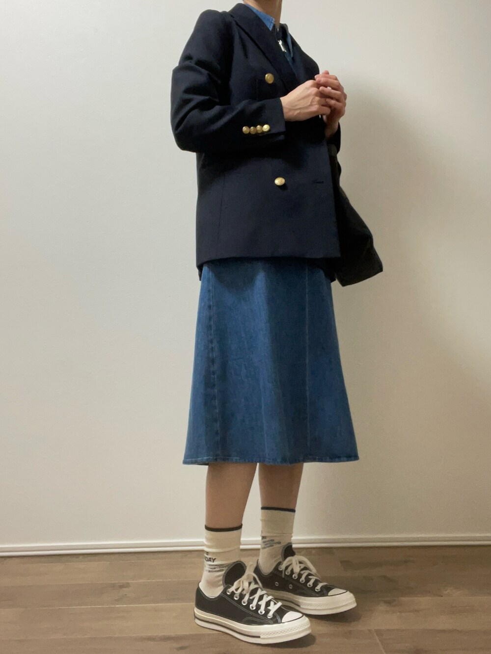 ブラック系のトートバッグ、ブルー系のワンピース、ブラック系のスニーカーを着用したレディースの春コーディネートの3枚目の写真