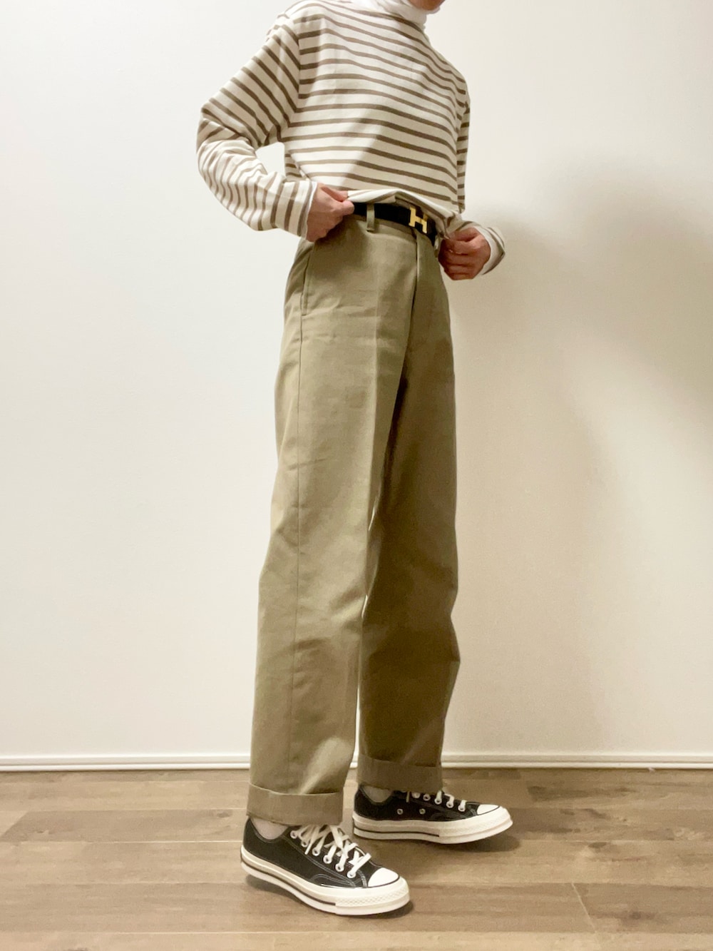 「春服コーデ、着回しコーデ、淡色コーデ、オトナ女子、ボーダー、大人カジュアル、シンプルコーデ、チノパン、ootd、スニーカーコーデ、レイヤードスタイル、30代コーデ、ママコーデ」｜「SAINT JAMESの[ セントジェームス ] SAINT JAMES SC ウェッソン ボーダー プルオーバー カットソー 21（Tシャツ/カットソー、ベージュ系）」を使った、ki.ho__さん（レディース・162cm）の冬コーディネートの2枚目の写真